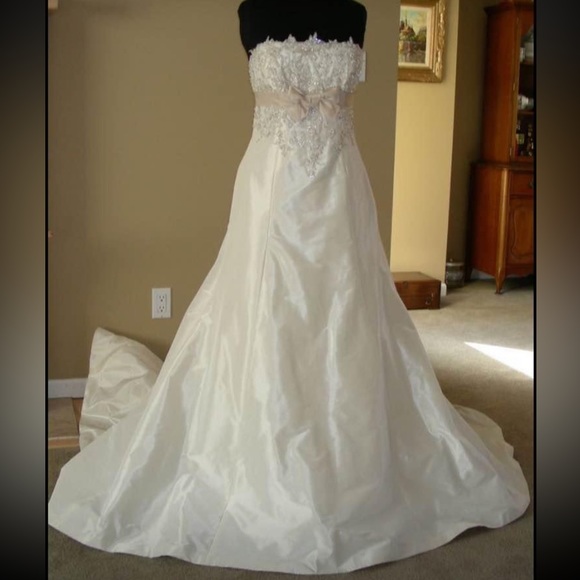 NEW - 12 - Wedding Dress - French Taffeta, Ivory/Vienna Cream - Maggie Sottero - Picture 3 of 16